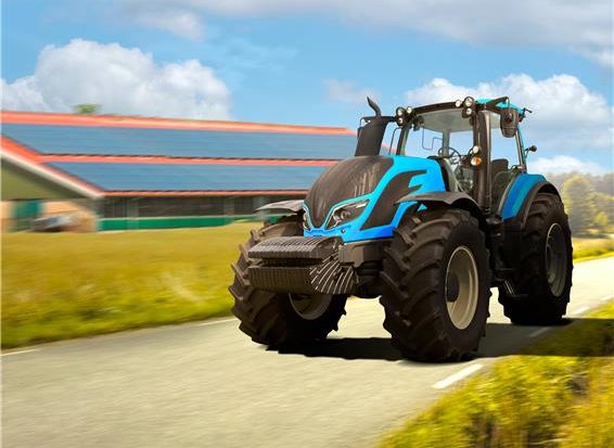 Un tracteur bleu et noir roule sur une route près d'une ferme avec un champ verdoyant et un ciel partiellement nuageux.