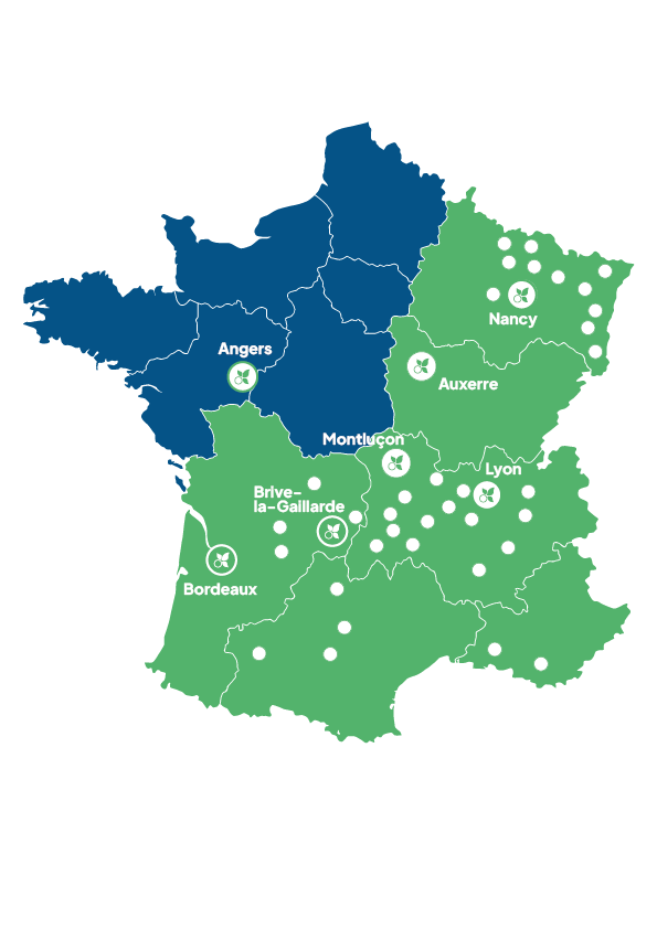 Une carte de la France divisée en régions avec des points marquant des villes, certaines en bleu et d'autres en vert.